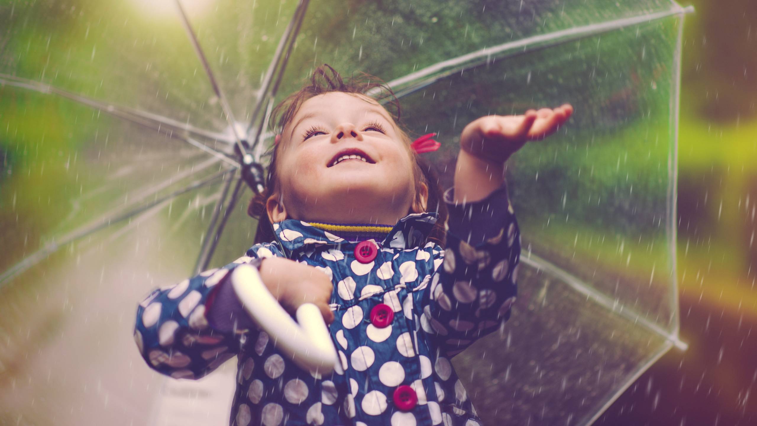 Дети оптимисты. Дети радуются. Дети дождя. Счастливые дети под дождем. Дождь дети радость.